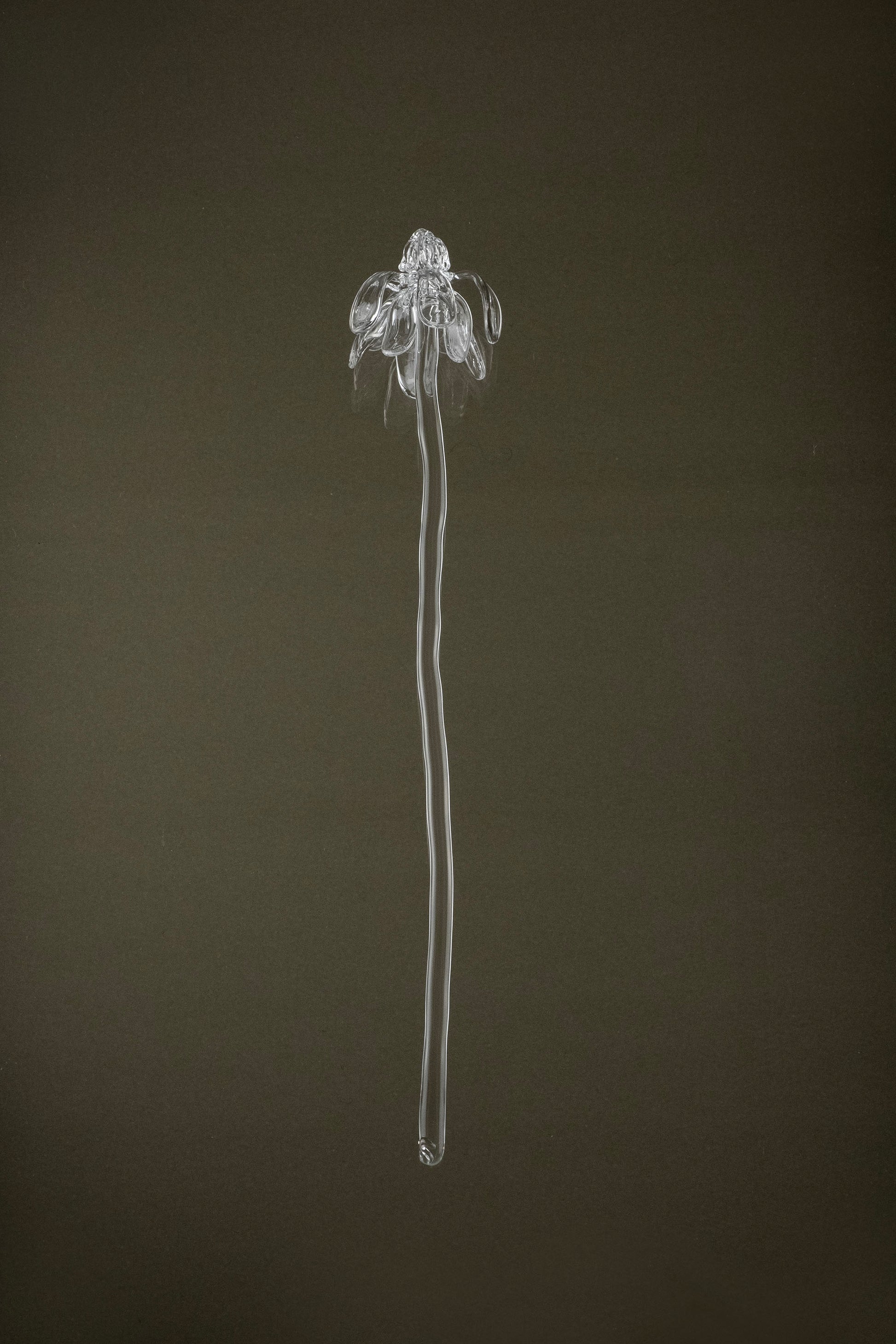 Handmade borosilicate glass flower Glasblume 01 shown in full view, featuring a sculptural stem and gently deformed petals.