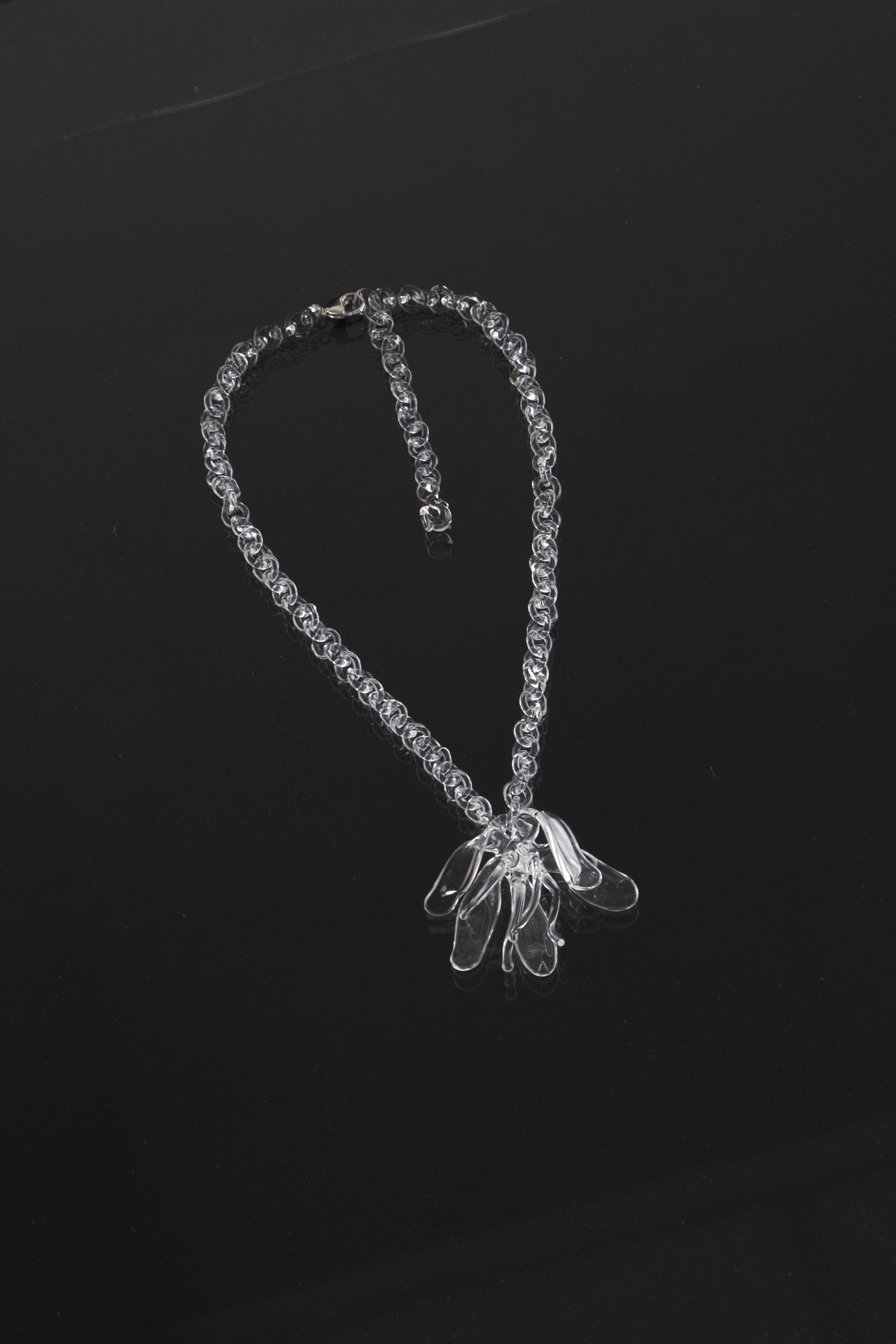 Big flower necklace in borosilicate glass with fallen flower pendant.