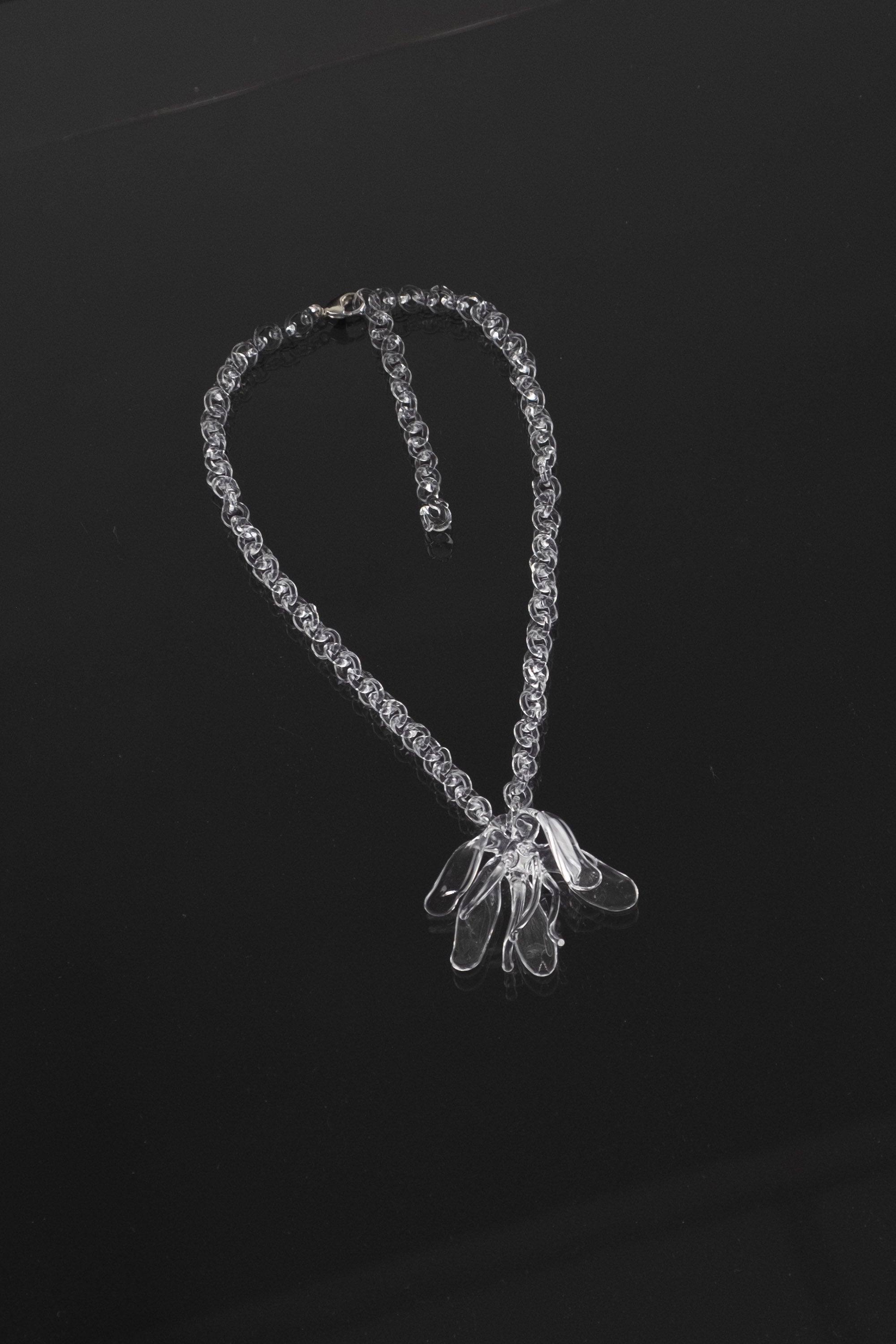 Big flower necklace in borosilicate glass with fallen flower pendant.