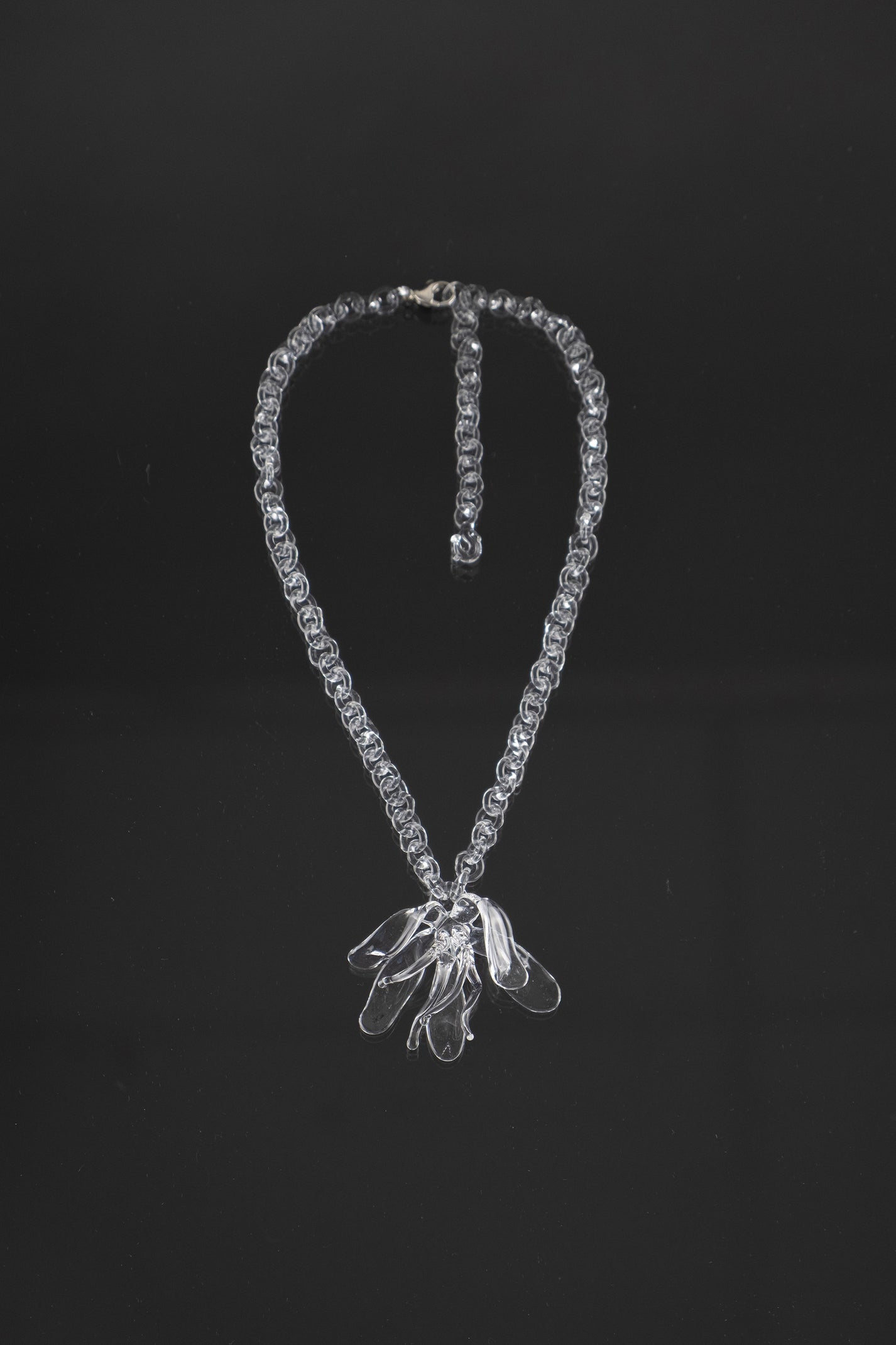 Big flower necklace in borosilicate glass with fallen flower pendant.