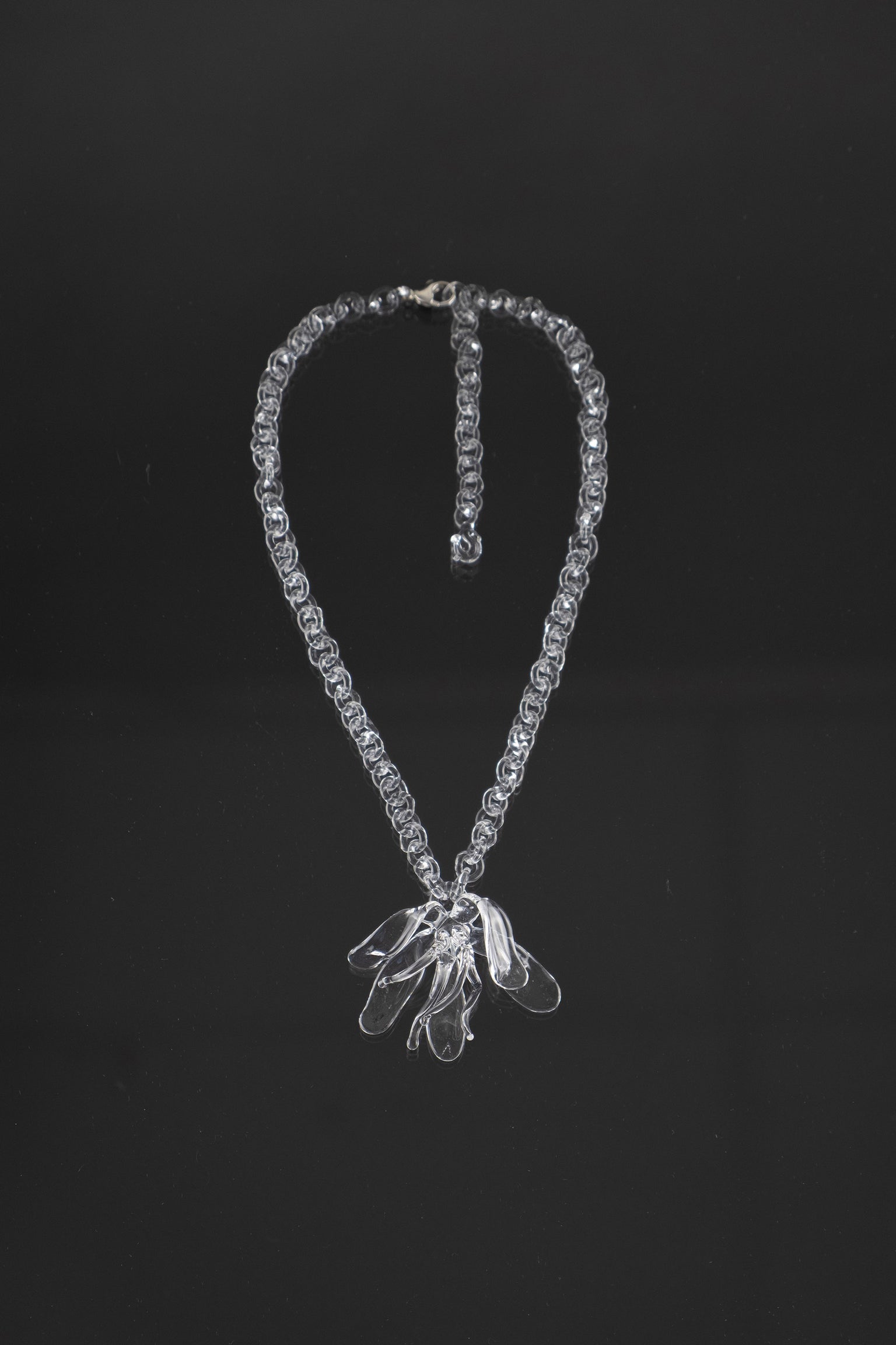 Big flower necklace in borosilicate glass with fallen flower pendant.