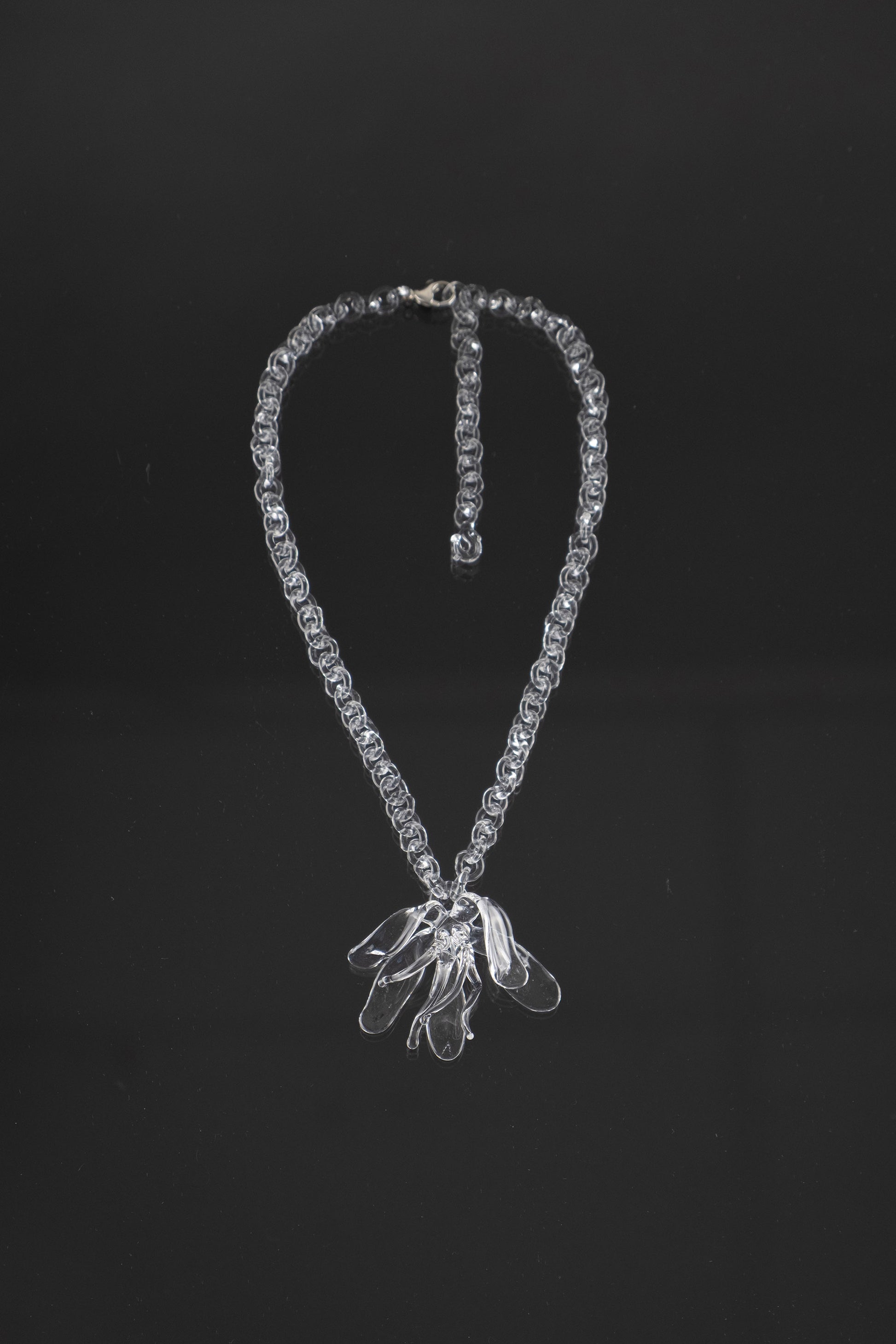 Big flower necklace in borosilicate glass with fallen flower pendant.