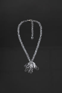 Big flower necklace in borosilicate glass with fallen flower pendant.