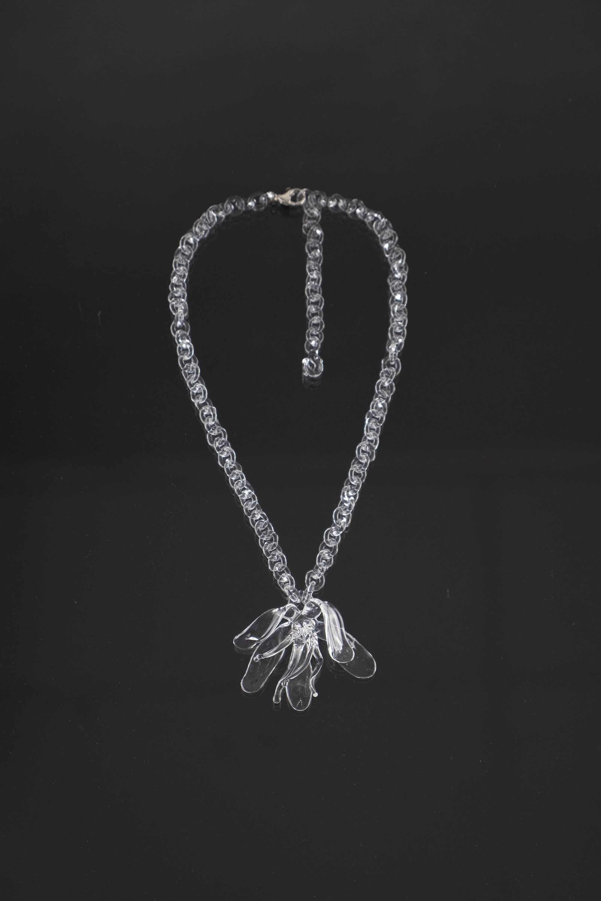 Big flower necklace in borosilicate glass with fallen flower pendant.