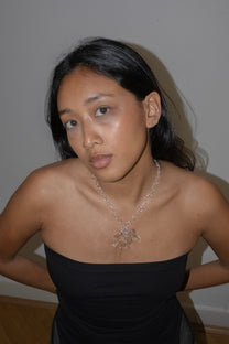 Big flower necklace in borosilicate glass with fallen flower pendant worn by Mona.