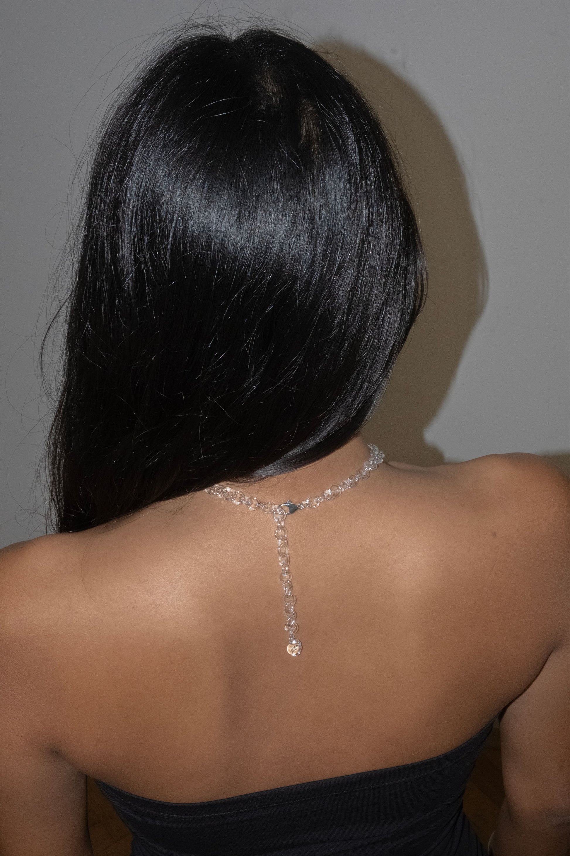 Big flower necklace in borosilicate glass with fallen flower pendant worn by Mona.