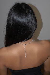 Big flower necklace in borosilicate glass with fallen flower pendant worn by Mona.