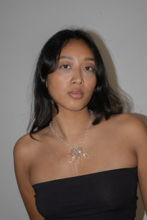 Big flower necklace in borosilicate glass with fallen flower pendant worn by Mona.