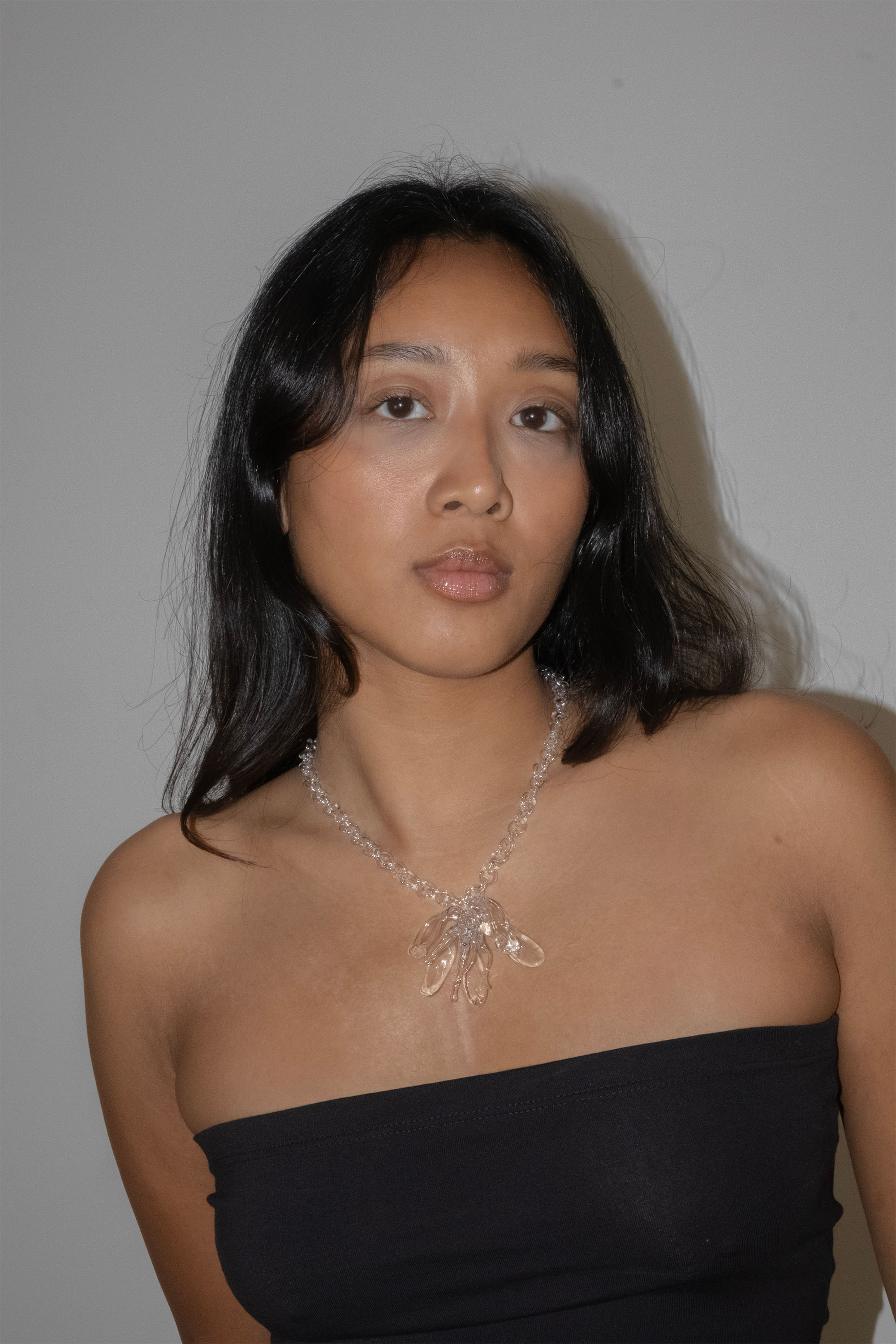 Big flower necklace in borosilicate glass with fallen flower pendant worn by Mona.